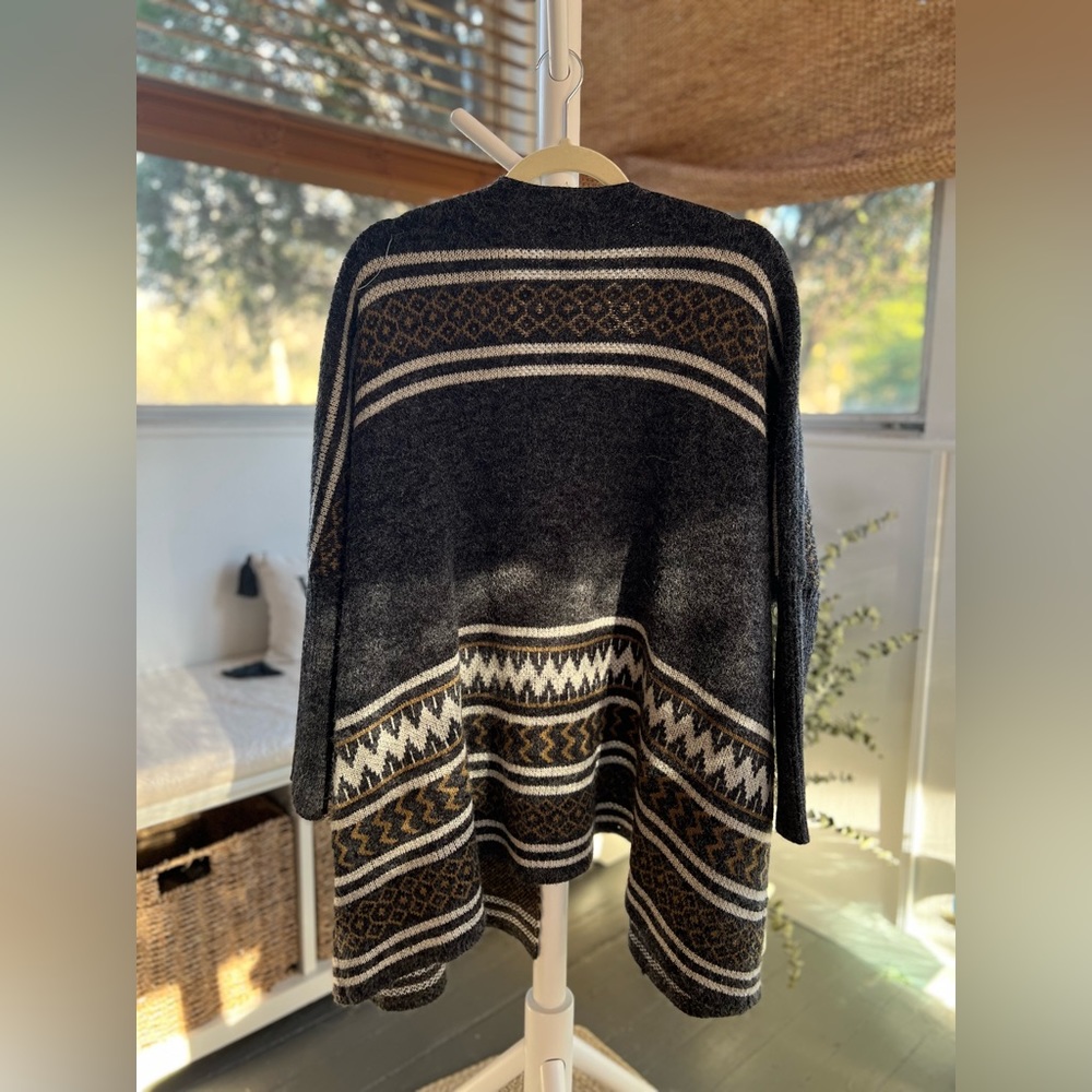 Patterned cardigan. Size medium. - Picture 2 of 2